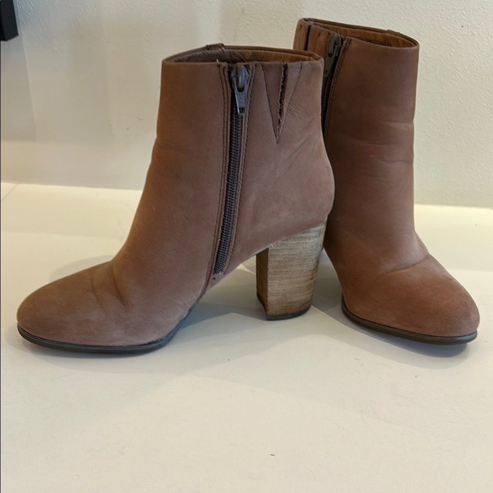 Vionic Suede COMFORTABLE Ankle Booties! Perfect for heading into spring!